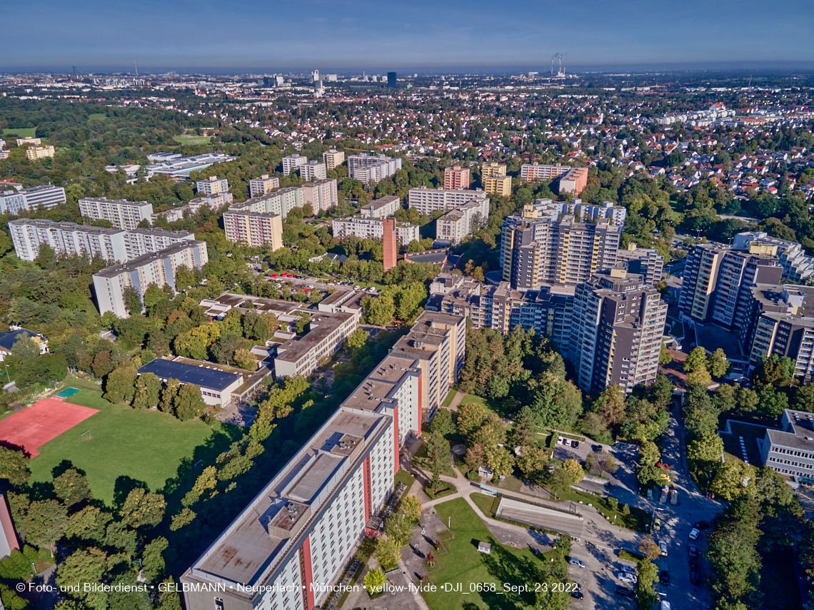 23.09.2022 - Karl-Marx-Ring 53-53c und Studentenwohnheim und Marx-Zentrum in Neuperlach